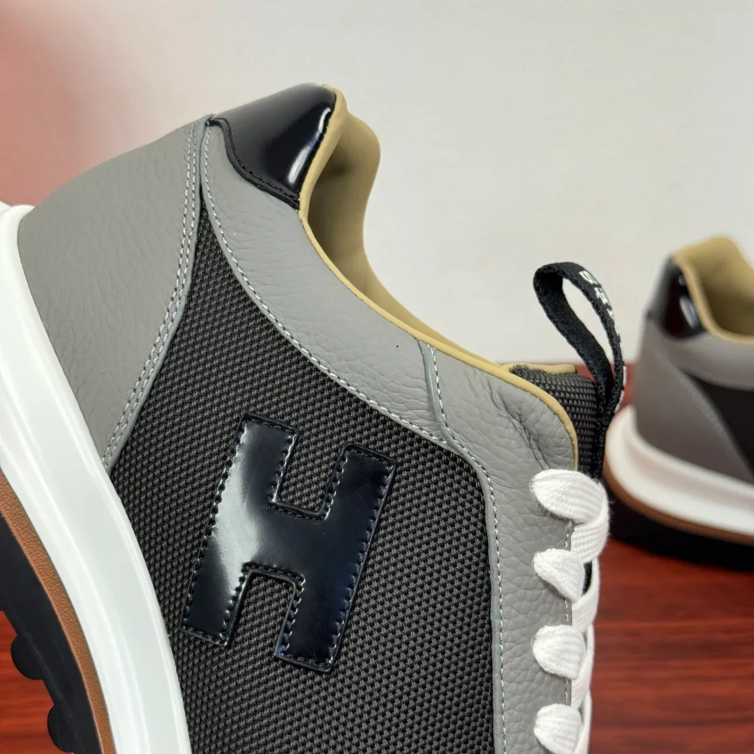 Batch 740 HERMES/Hermès men’s new sports shoes, rhythmic casual shoes: crafted with luxurious materials, luxurious walking experience! The upper is made of top-grade calfskin, with a fine texture like silk caressing the fingertips. The flexible texture is suitable for a variety of scenes; some shoes are integrated with breathable mesh, and the light breathing makes your steps refreshing at all times. The sole is made of high-elastic rubber composite material, and the carefully carved patterns give strong grip, making every step as stable as stepping on the clouds. At the same time, the cushioning and shock-absorbing technology is hidden in it, quietly eliminating the impact of the road. From urban commuting to outdoor walking, Hermès uses luxurious materials and craftsmanship to make every step a double luxury of texture and comfort, showing the brand's ultimate pursuit of details and quality in every inch. Size: 39-40-41-42-43-44 leather shoe size (38.45.46 can be customized) Item number: H25286 leather mesh gray